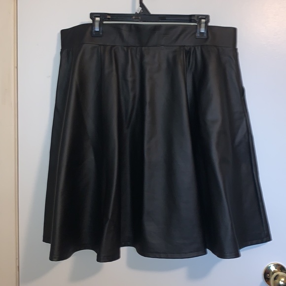 Torrid Black Coated Studio Luxe Ponte Mini Skater Skirt - Picture 7 of 8